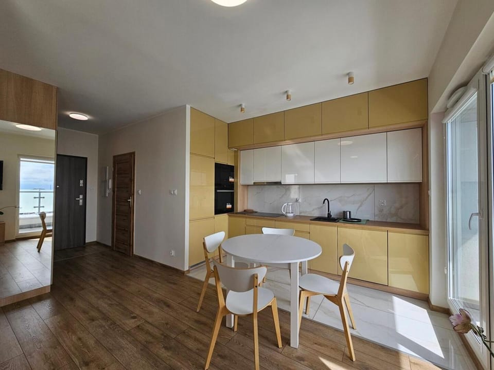 Kitchen or kitchenette, Dining area, oven, stove