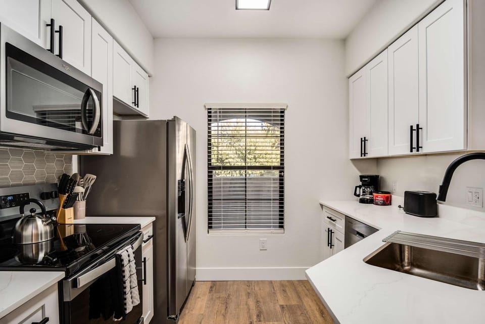 Boulevard Stays Quiet Modern 2BR Pickleball Pool Parking Gym 05 Apartment in Chandler