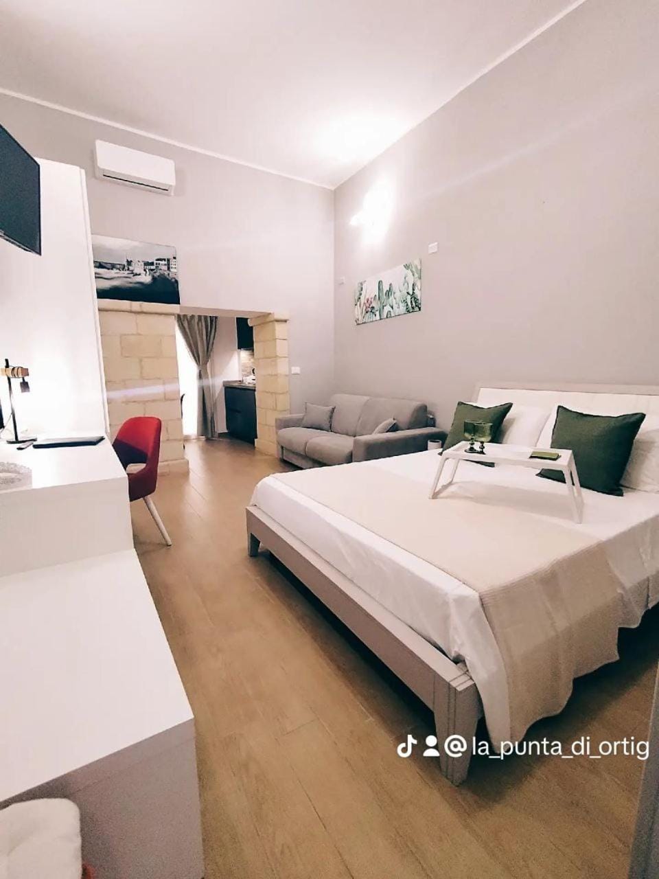 Photo of the whole room, Bedroom, air conditioner