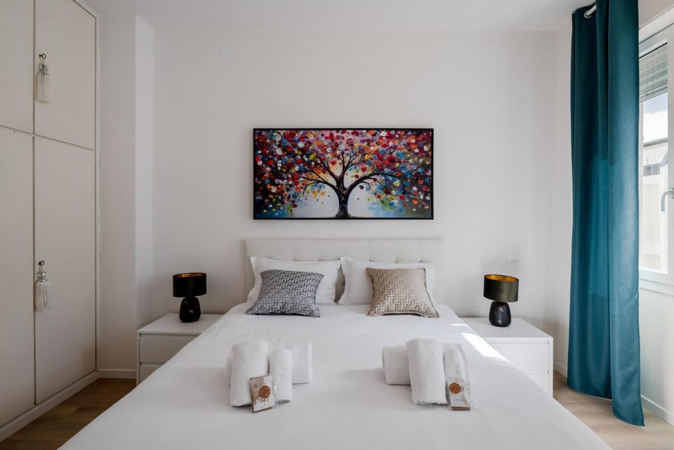 Bed, Photo of the whole room, Decorative detail, Bedroom, towels