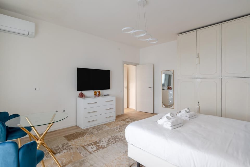 Bed, TV and multimedia, Photo of the whole room, Bedroom, towels, wardrobe, air conditioner