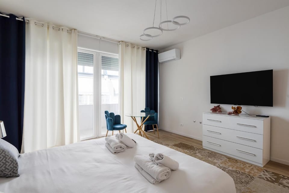 Bed, TV and multimedia, Photo of the whole room, Bedroom, towels, air conditioner
