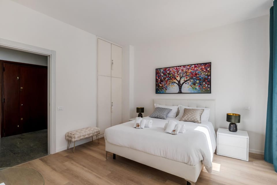 Bed, Photo of the whole room, Bedroom, towels