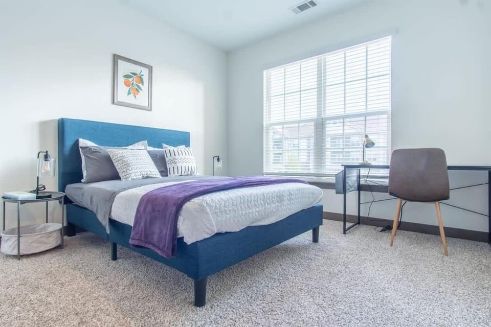 Boulevard Stays Charming 2BR Retreat Pool Parking Gym Apartment in Douglass Hills