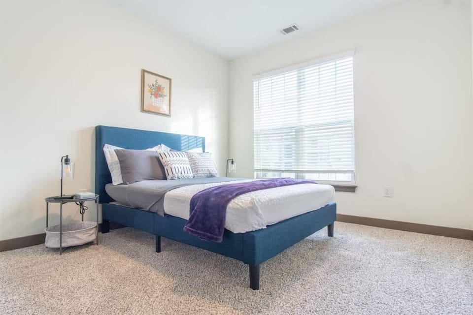 Boulevard Stays Charming 2BR Retreat Pool Parking Gym Apartment in Douglass Hills