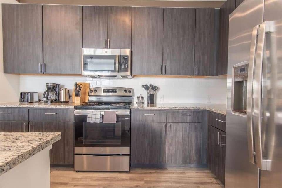 Boulevard Stays Spacious 1BR Suite Pool Parking Gym D Apartment in Douglass Hills