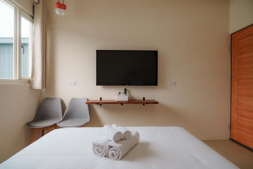 Bed, TV and multimedia, Bedroom