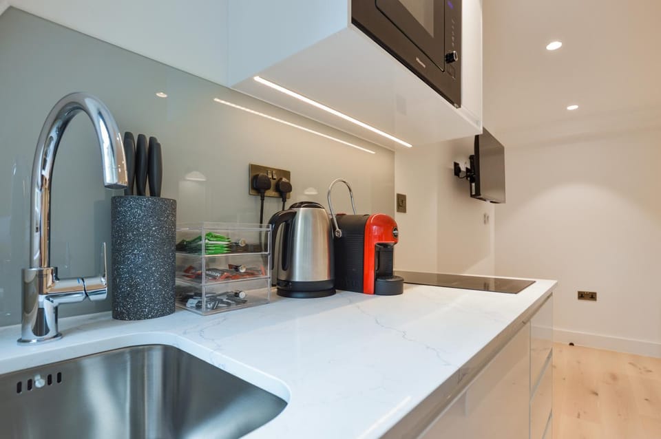 Coffee/tea facilities, Kitchen or kitchenette, stove