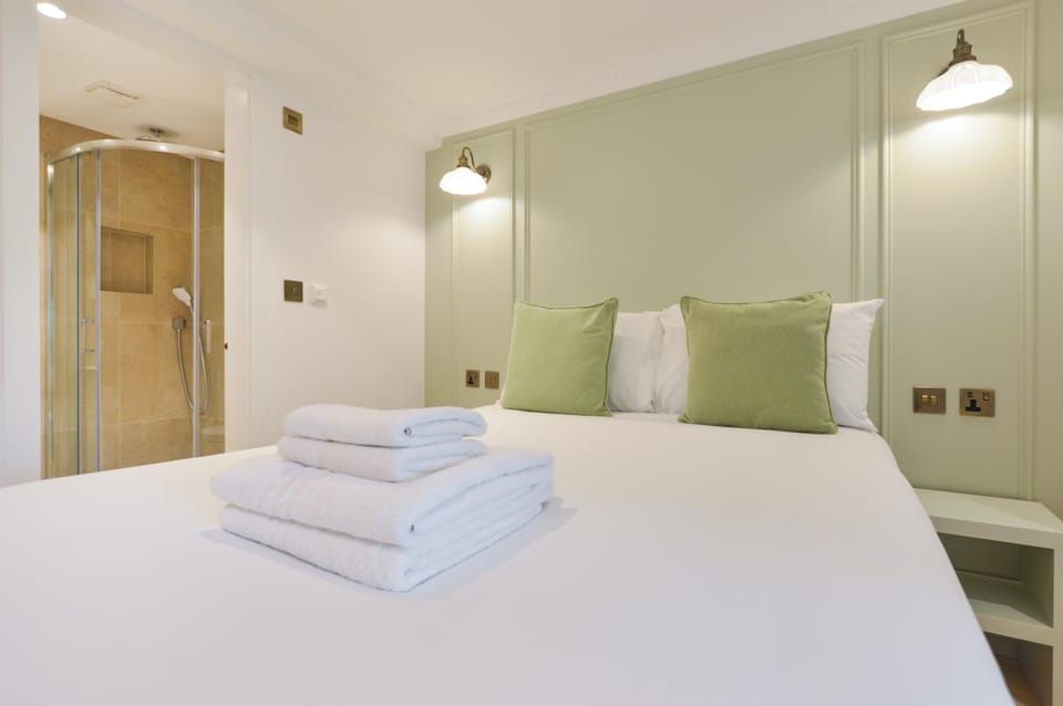 Bed, Photo of the whole room, Bedroom, towels