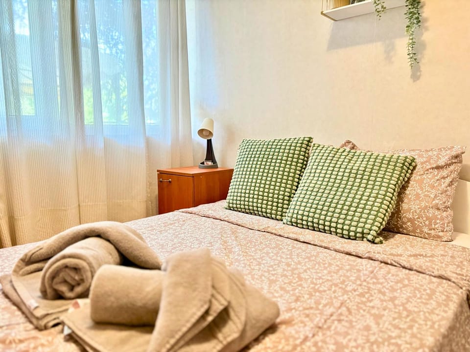 Bed, Bedroom, internet, towels, air conditioner