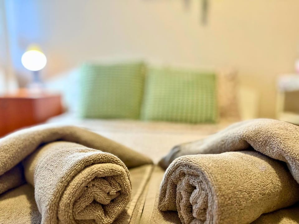 Bed, Bedroom, internet, towels, air conditioner