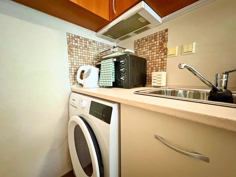 Coffee/tea facilities, internet, oven, washing machine, kitchen