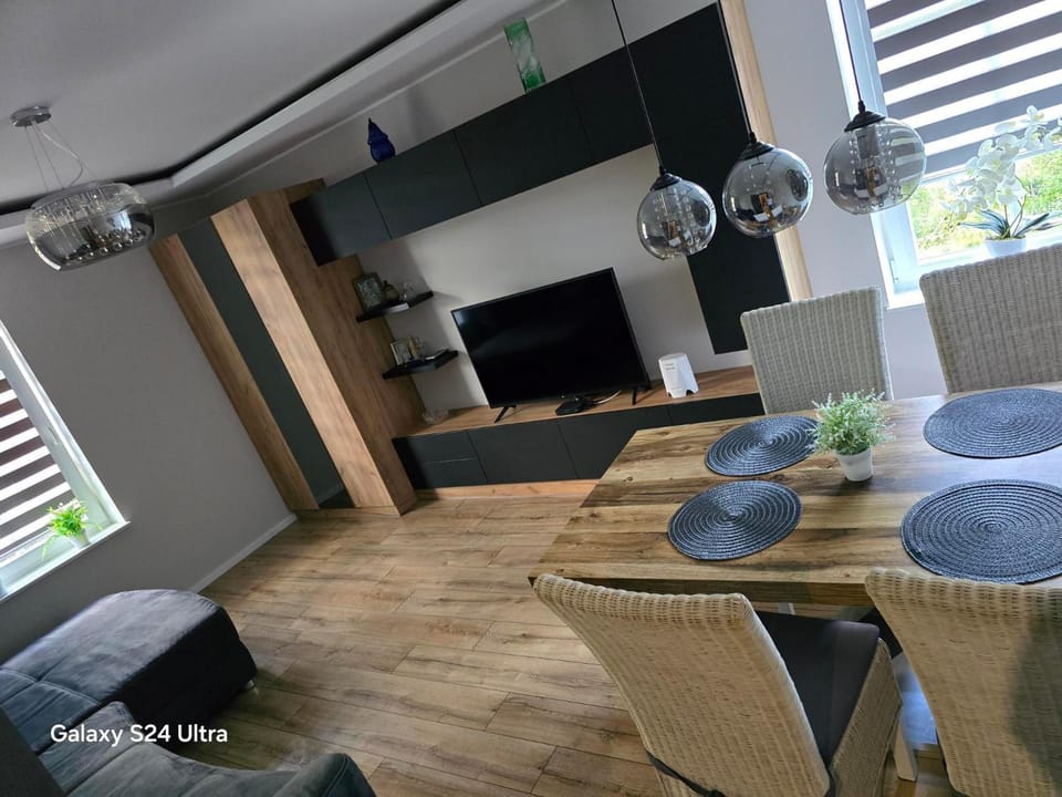 Communal lounge/ TV room, TV and multimedia, Living room, Seating area, Evening entertainment