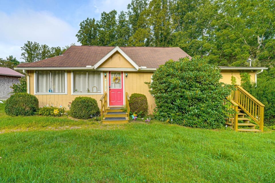 2 Mi to Hiking Trails: Cozy Fayetteville Cottage! House in West Virginia