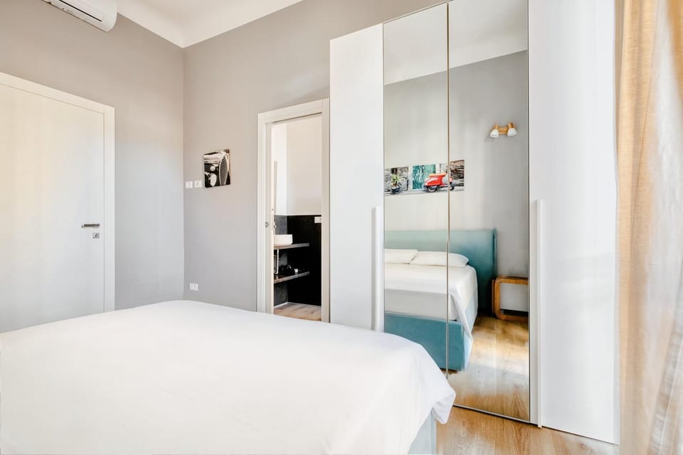 Photo of the whole room, Bedroom, wardrobe