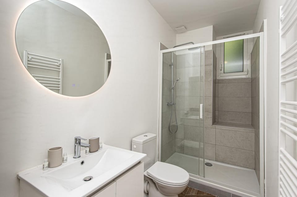 Shower, Toilet, Bathroom, towels