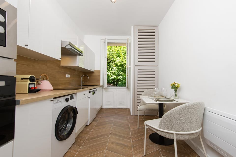 Kitchen or kitchenette, dishwasher, stove, washing machine