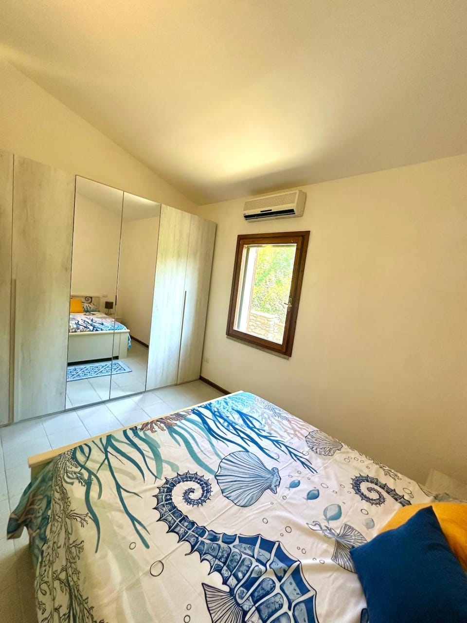 Bedroom, wardrobe, air conditioner
