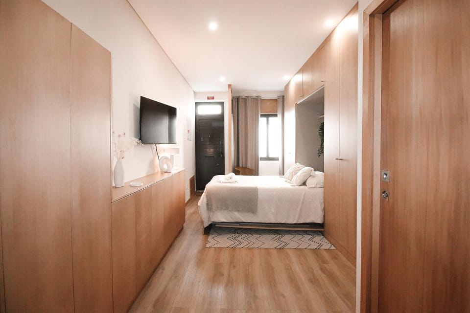 Bed, TV and multimedia, Photo of the whole room, towels, wardrobe