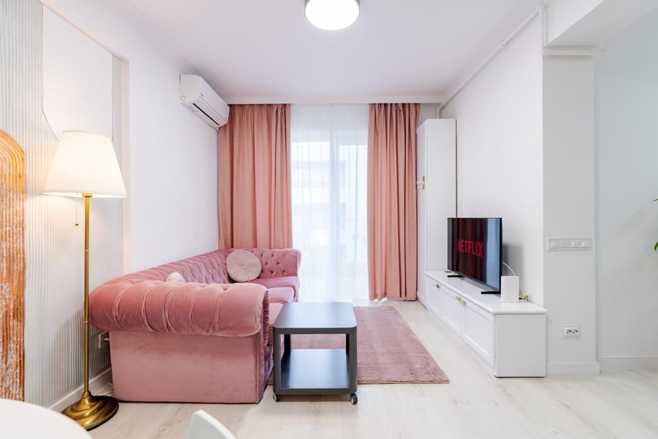 TV and multimedia, Living room, Seating area, Evening entertainment, air conditioner
