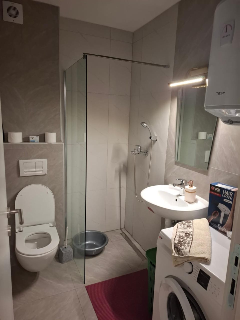 Shower, Toilet, Bathroom, towels, washing machine