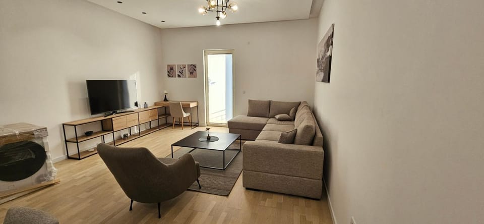 TV and multimedia, Living room, Seating area, Evening entertainment