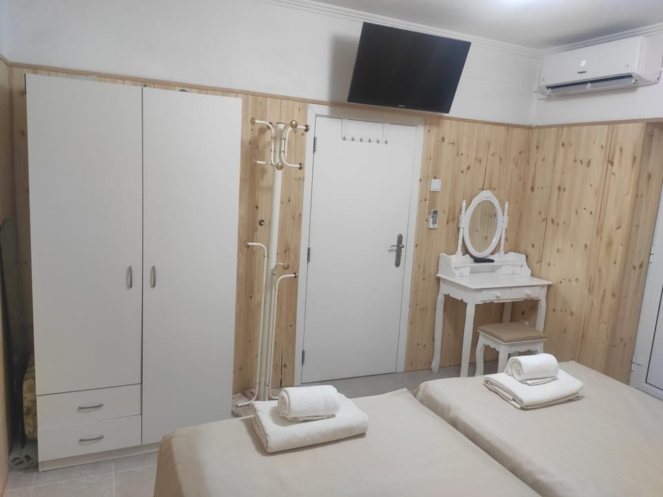 Bed, TV and multimedia, Photo of the whole room, Bedroom, towels, wardrobe, air conditioner