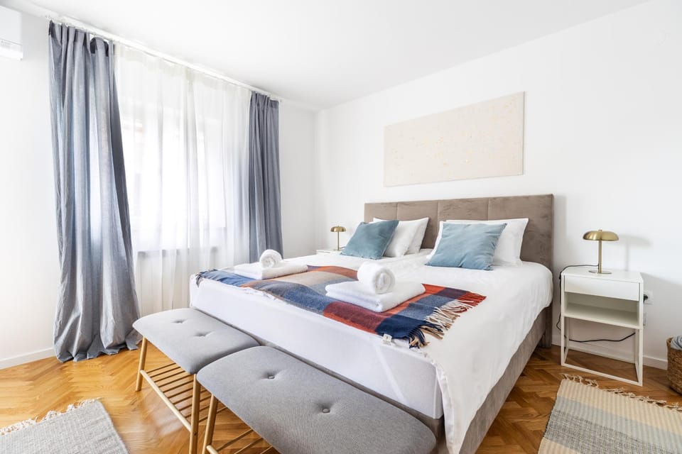 Bed, Photo of the whole room, Bedroom, towels