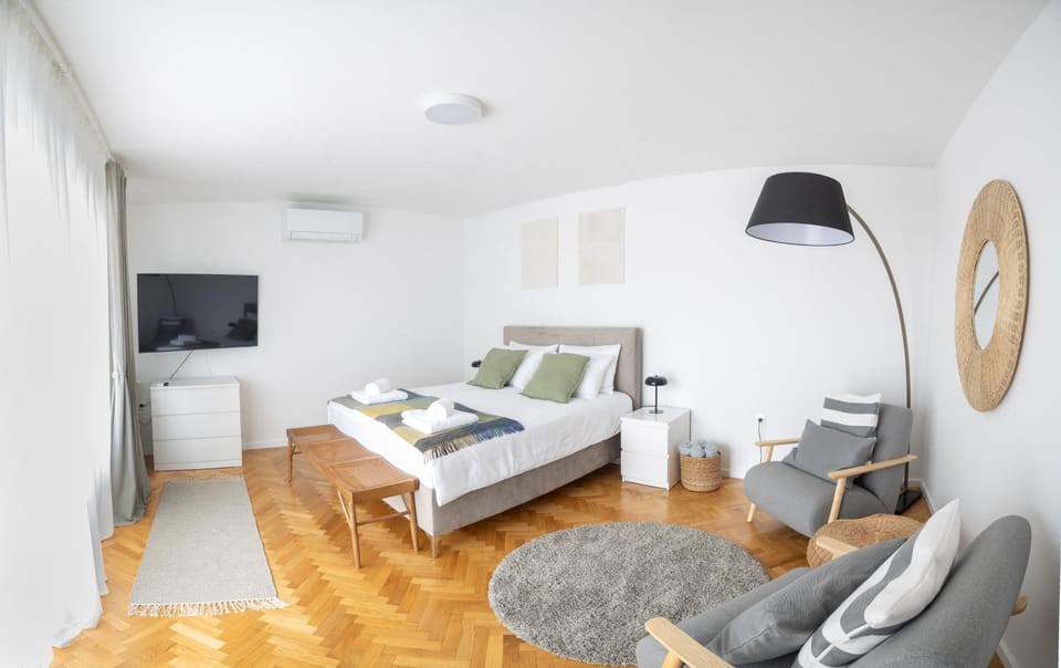 Bed, TV and multimedia, Seating area, Bedroom, air conditioner