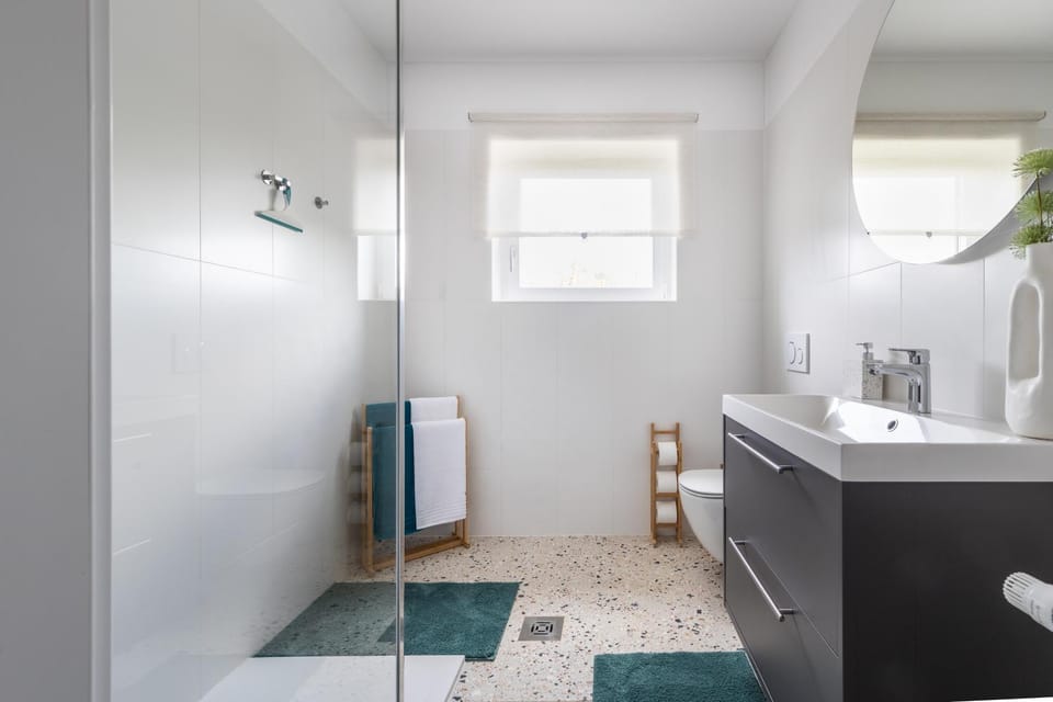 Toilet, Bathroom, towels