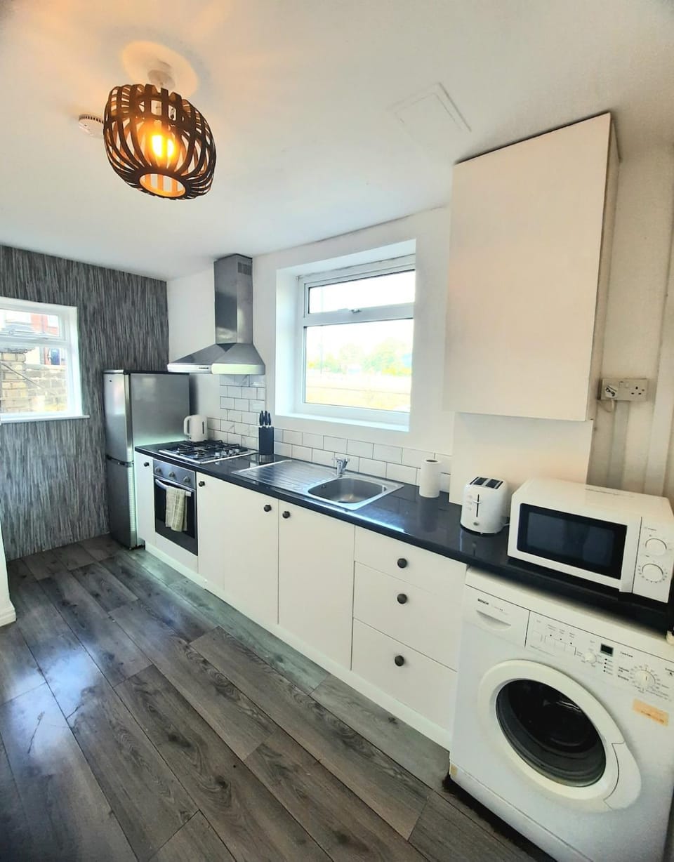 Kitchen or kitchenette, stove, washing machine