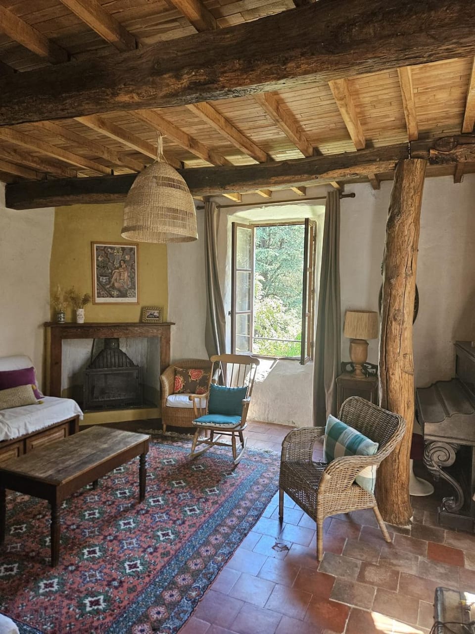 Bed, Living room