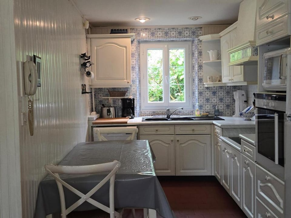 Kitchen or kitchenette, Dining area, dishwasher, oven, stove, toaster