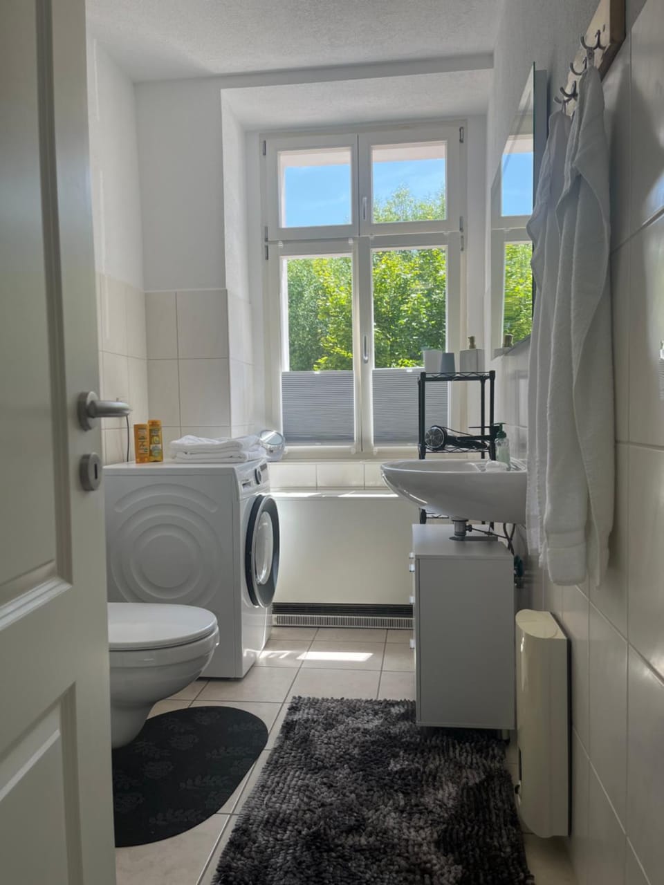 Bathroom, towels, washing machine