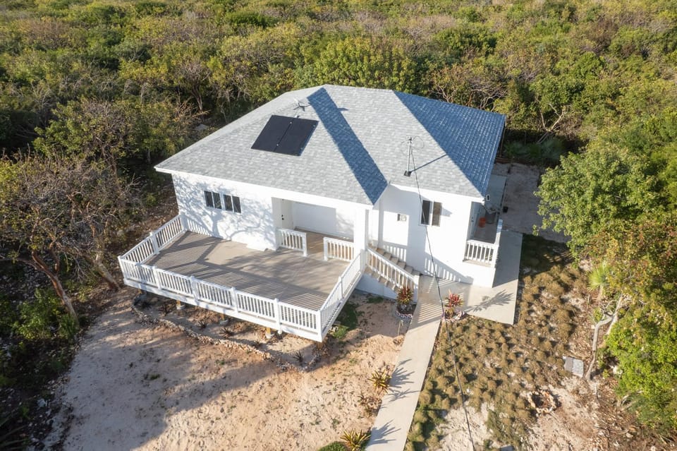 Seas The Day - Brand New Villa withOcean View, Walk to Rainbow Bea home House in North Eleuthera