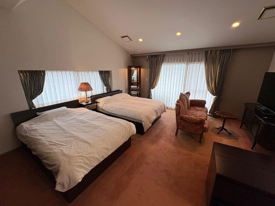 Bed, TV and multimedia, Bedroom
