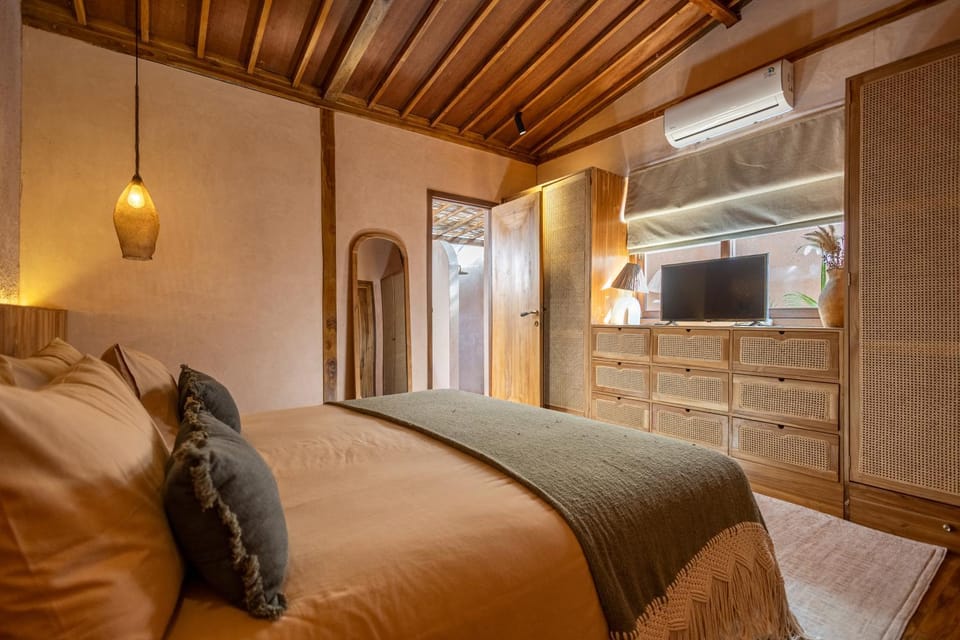 Bed, TV and multimedia, Evening entertainment, Bedroom