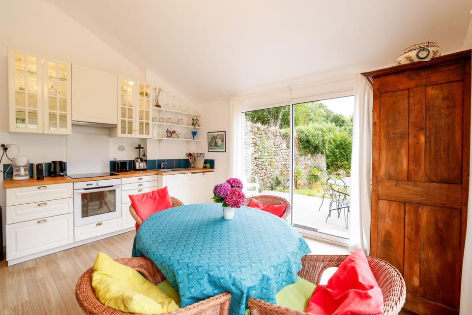 Property building, Kitchen or kitchenette, Living room