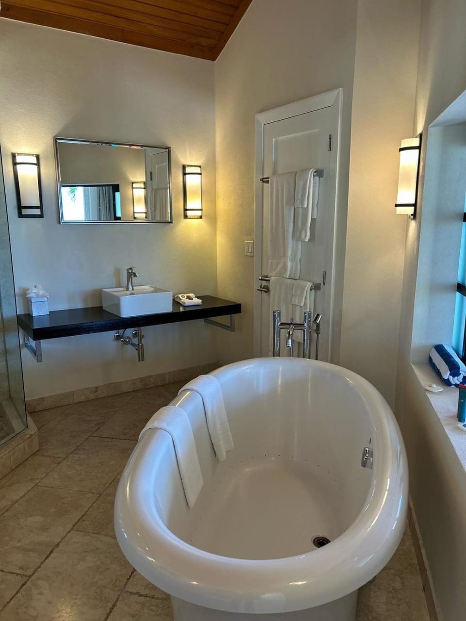 Sky Beach Club Bungalow 3 Steps from Beach With Club, Pool bungalow House in North Eleuthera