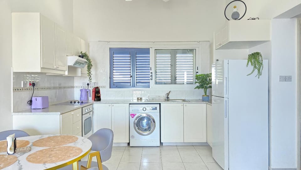 Coffee/tea facilities, Dining area, oven, stove, toaster, washing machine, kitchen