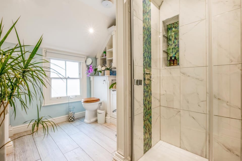 Shower, Toilet