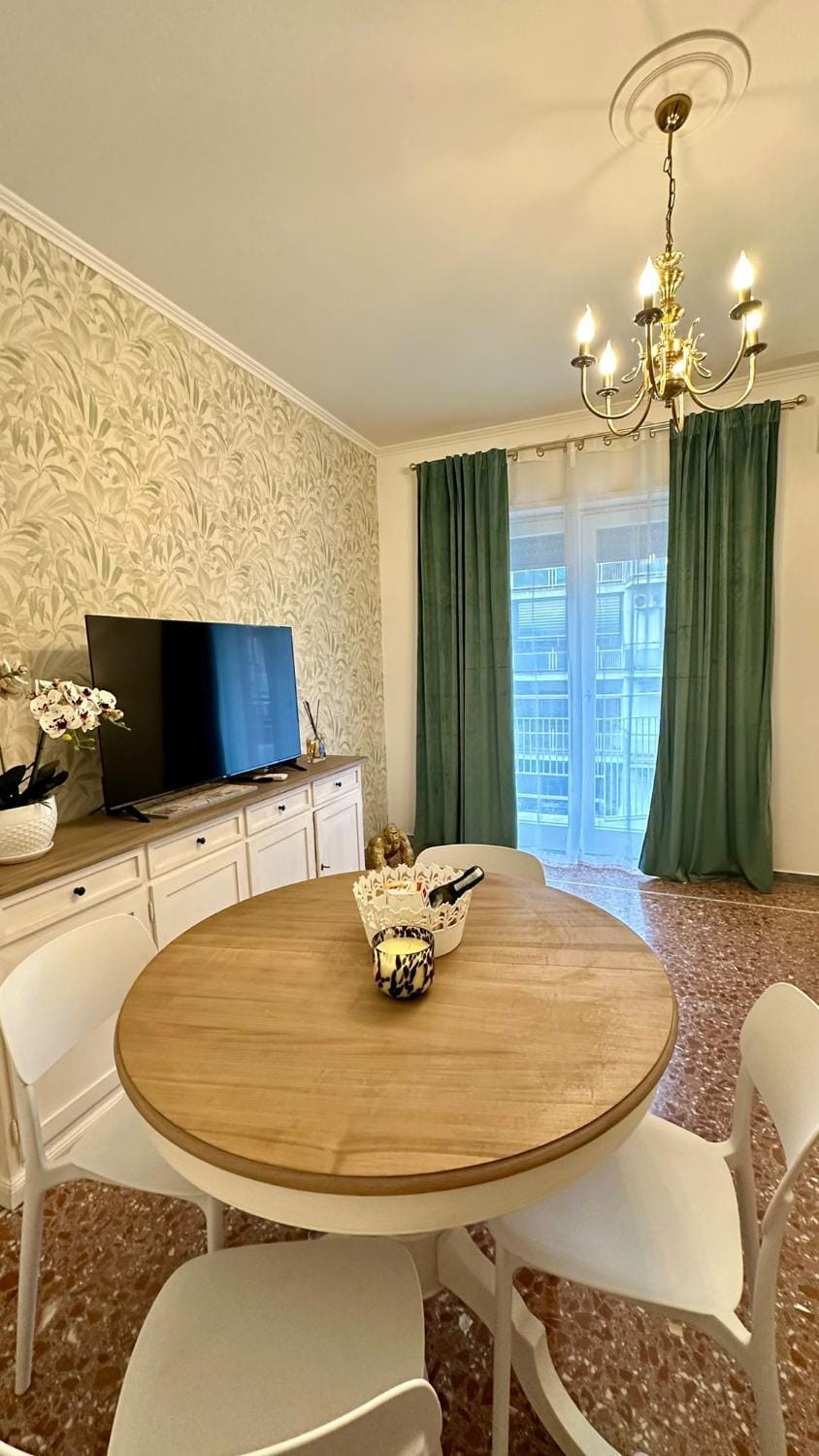 Communal lounge/ TV room, TV and multimedia, Living room, Seating area, Dining area, Evening entertainment