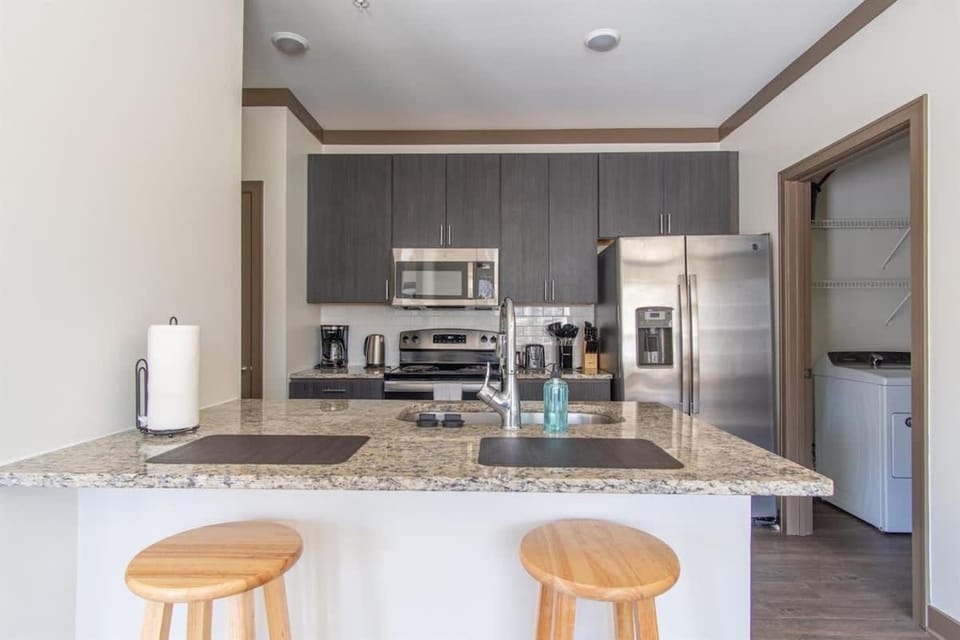 Boulevard Stays Expansive 1BR Suite Pool Parking & Gym Apartment in Douglass Hills