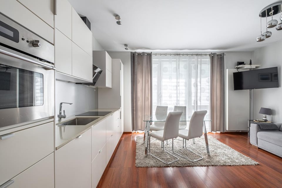TV and multimedia, Kitchen or kitchenette, Living room, Seating area, Dining area, oven, stove