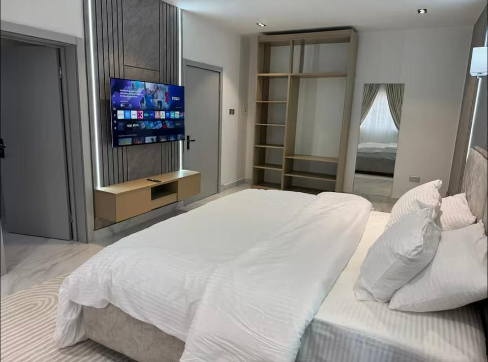 Central District three bedroom apartment in VI with pool Apartment in Lagos