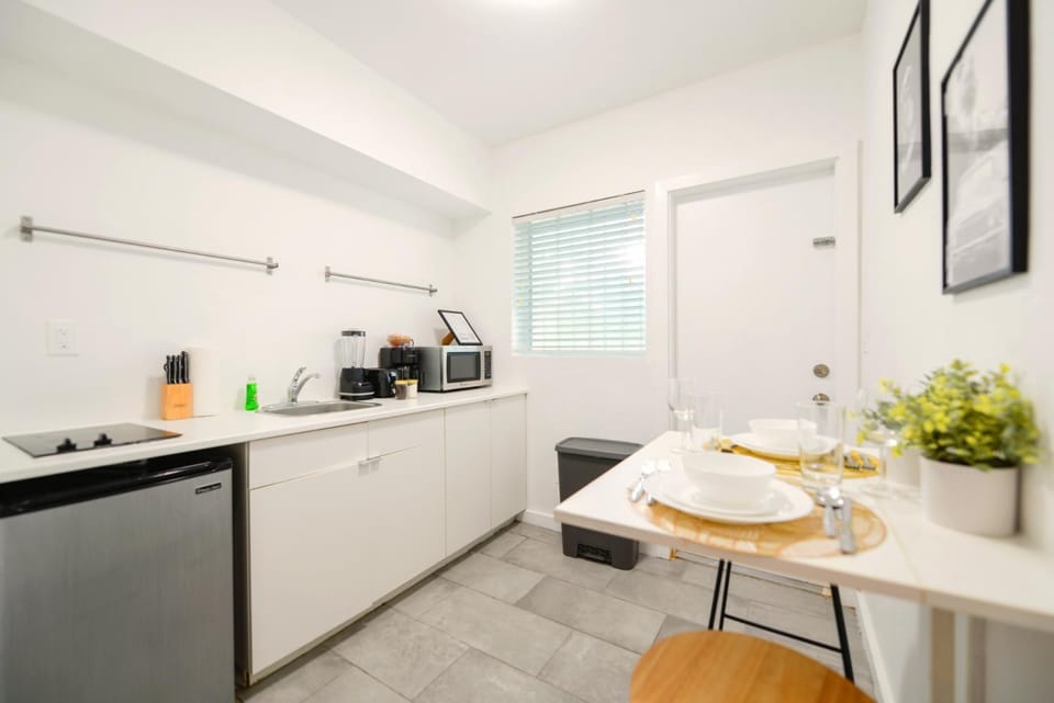 Kitchen or kitchenette, Seating area, Dining area