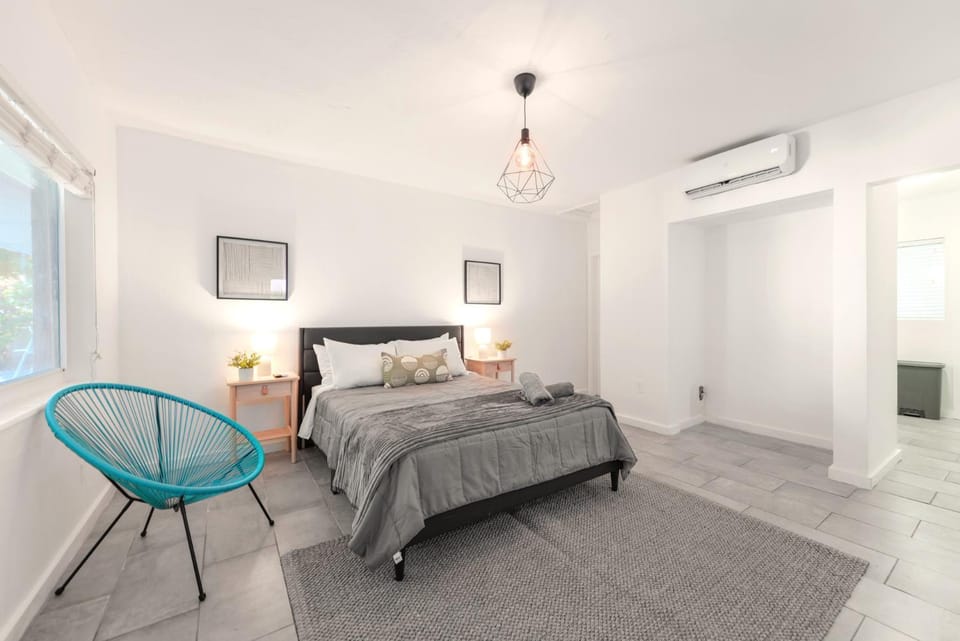 Bed, Seating area, Bedroom, towels, air conditioner