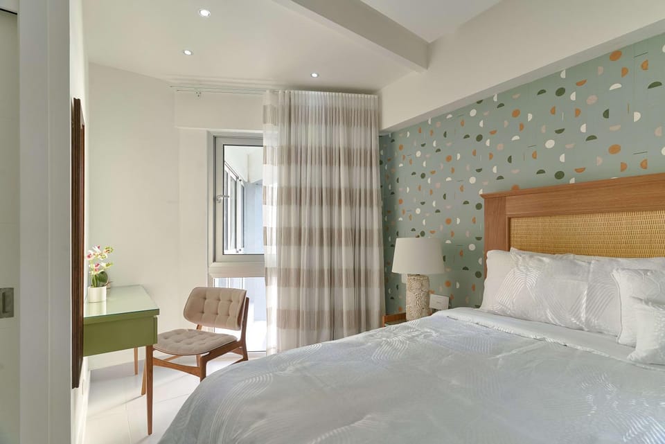 Bed, Living room, Photo of the whole room, Seating area, Bedroom