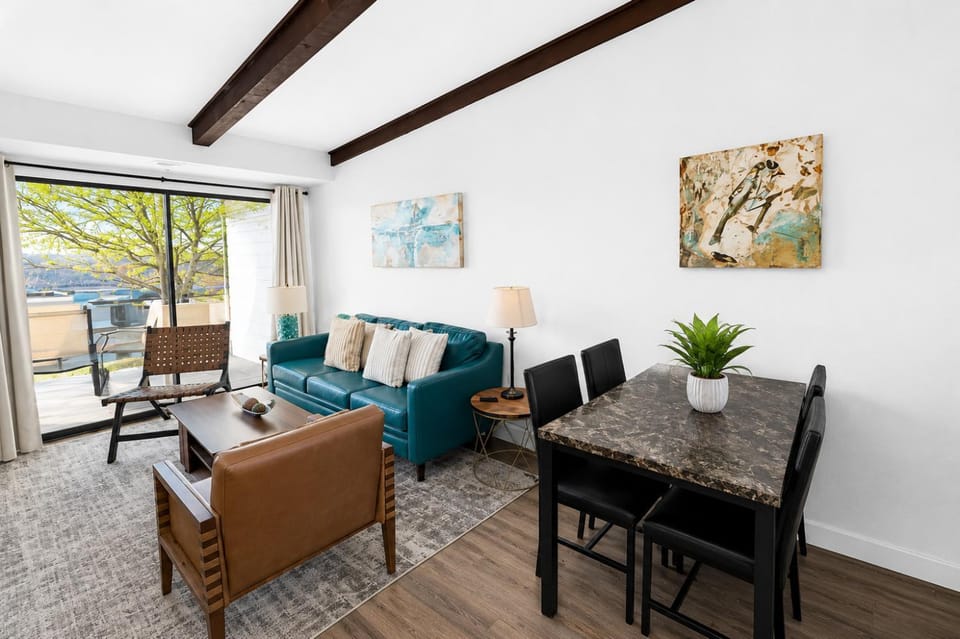 Splash and Stay at Kimberling Crossing House in Kimberling City