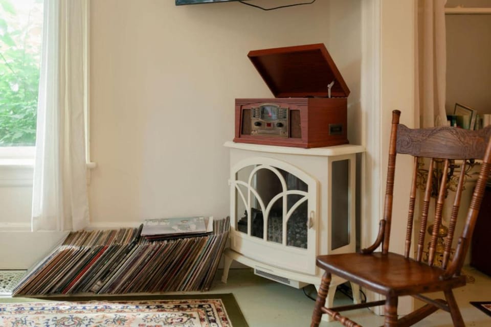 Communal lounge/ TV room, Living room, Seating area, Evening entertainment